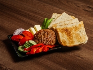 Tatár beefsteak friss zöldségekkel pirítóssal Tatár beefsteak friss zöldségekkel pirítóssal