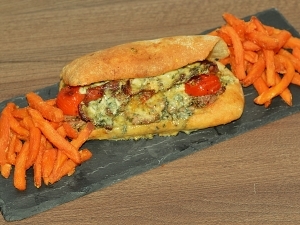 Gourmet Hot Sandwich (Kéksajtos Bélszínes) Gourmet Hot Sandwich (Kéksajtos Bélszínes)