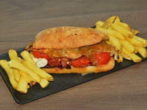 Gourmet Hot Sandwich (Csirkés-Mozzarellás) Gourmet Hot Sandwich (Csirkés-Mozzarellás)