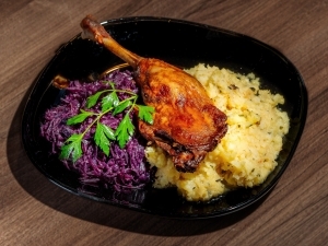 Sült libacomb hagymás tört burgonyával és lila káposztával