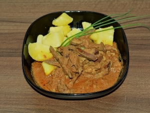 Resztelt sertésmáj főtt burgonyával Resztelt sertésmáj főtt burgonyával