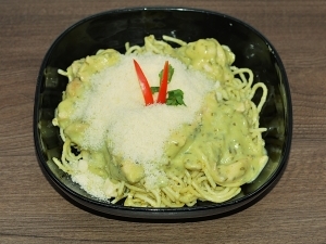Pestos csirke spagettivel, parmezánnal
