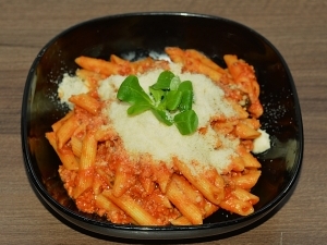 Bolognai penne tésztával parmezánnal