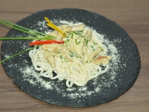 Juhtúrós parmezános pulyka udon tésztával