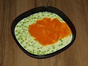 Zöldborsófőzelék sertéspörkölttel Zöldborsófőzelék sertéspörkölttel