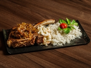 Csontos karaj steak jázmin rizzsel karamellizált hagymával és coleslaw salátával