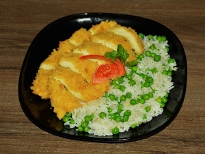 Pankómorzsás csirkemell rizibizivel