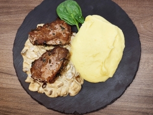 Bélszín steak tejszínes erdeigombás mártással burgonypürével Bélszín steak tejszínes erdeigombás mártással burgonypürével