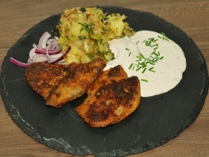 Roston sült sertésmáj káposztás szalonnás burgonyával és snidlinges mártogatóval