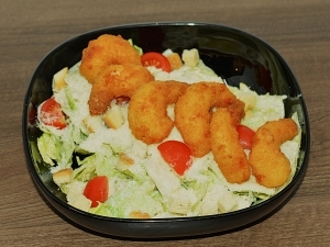 Cézár saláta bundázott rákkal