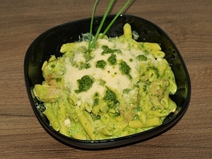 Pestos tejszínes szűz, parmezánnal és pennével