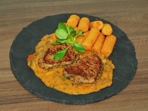 Bélszín steak paprikás gombás mártással, röszti burgonyával Bélszín steak paprikás gombás mártással, röszti burgonyával