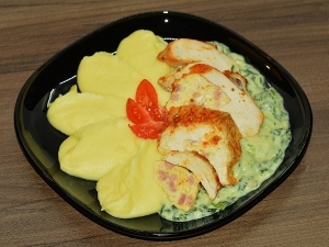 Füstölt sajttal, sonkával töltött csirkemell, spenótos mártással és burgonyapürével Füstölt sajttal, sonkával töltött csirkemell, spenótos mártással és burgonyapürével