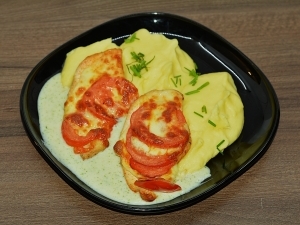 Paradicsomos mozzarellás csirkemell, pestos mártással és buronyapürével Paradicsomos mozzarellás csirkemell, pestos mártással és buronyapürével