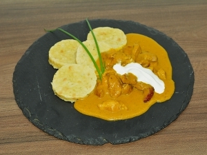 Szűzcsík vadas mártással, zsemlegombóccal