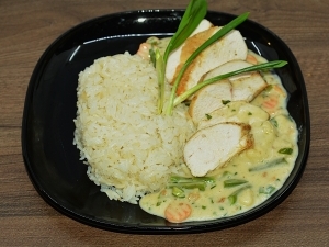 Grillezett csirkemell medvehagymás raguval és párolt jázmin rizzsel