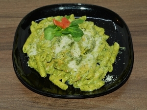 Pestós csirkecombfilé pennével