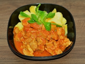 Csülökpörkölt főtt burgonyával