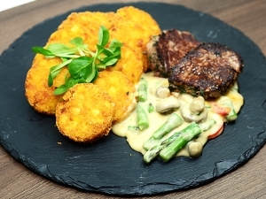 Bélszín steak spárgás-gombás ragu röszti burgonya