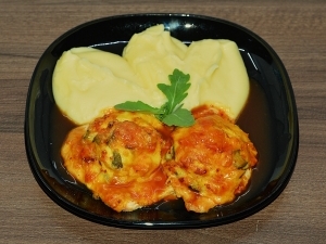 Desayuno csirkemell burgonyapürével és demi-glace mártással Desayuno csirkemell burgonyapürével és demi-glace mártással