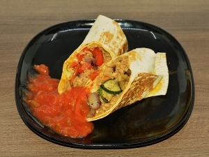 Fűszeres darálthúsos burrito salszaszósszal