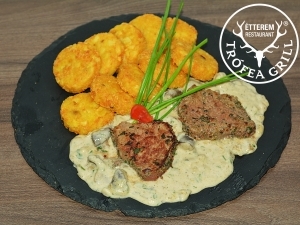 Bélszín steak erdei-gombás mártással és röszti burgonyával Bélszín steak erdei-gombás mártással és röszti burgonyával
