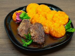 Bélszín steak demi-glace mártással, röszti burgonyával Bélszín steak demi-glace mártással, röszti burgonyával