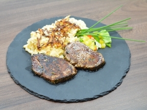 Bélszín steak füstölt sajtos csőben sült karfiollal