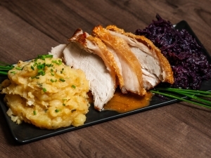 Újévi bőrös malacsült párolt káposztával és hagymás tört burgonyával