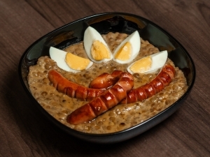 Szerencsehozó lencsefőzelék sült virslivel, főtt tojással